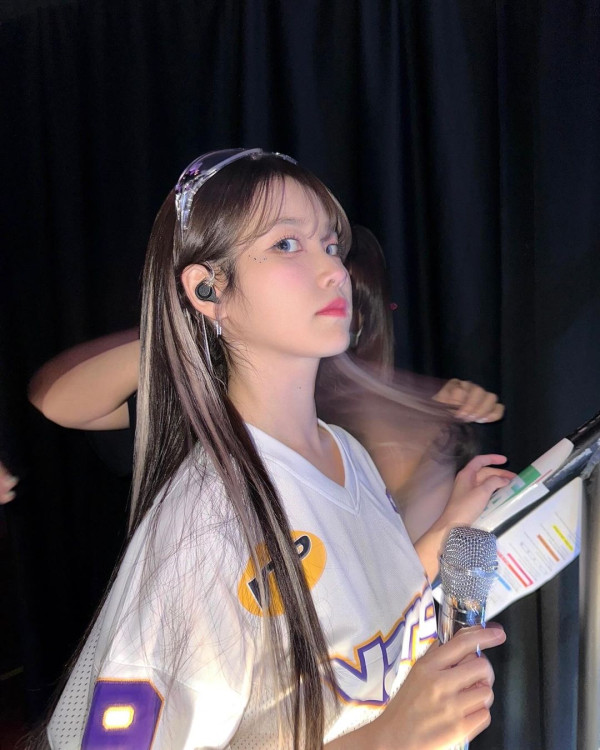 IU新劇濟州島油菜花田取景 劇照美如畫 以四季象徵人生階段蛻變 