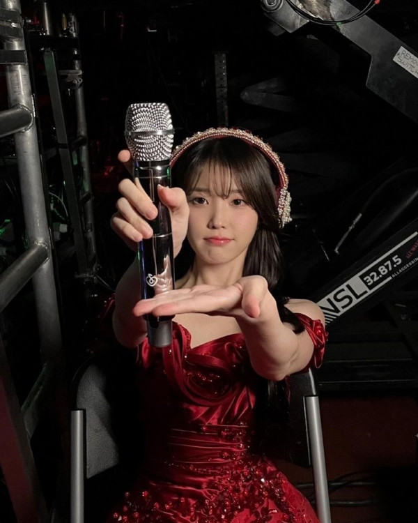 IU新劇濟州島油菜花田取景 劇照美如畫 以四季象徵人生階段蛻變 