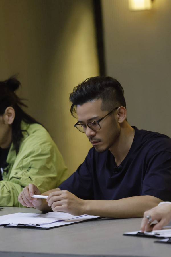 前TVB男星上內地節目食水曱甴 神情痛苦面容扭曲 網友：搵食艱難 