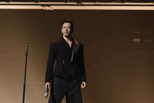 前TVB男星上內地節目食水曱甴 神情痛苦面容扭曲 網友：搵食艱難 