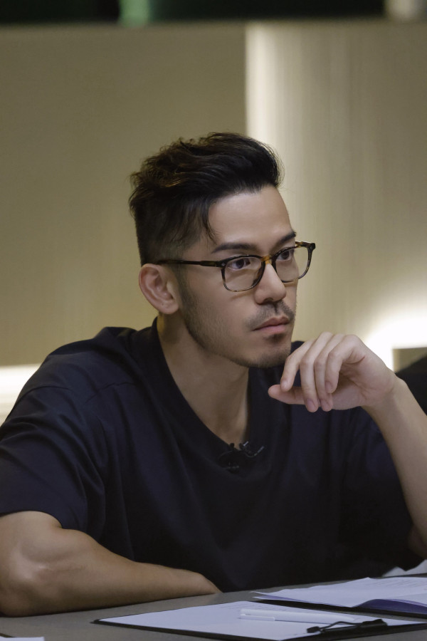 前TVB男星上內地節目食水曱甴 神情痛苦面容扭曲 網友：搵食艱難 