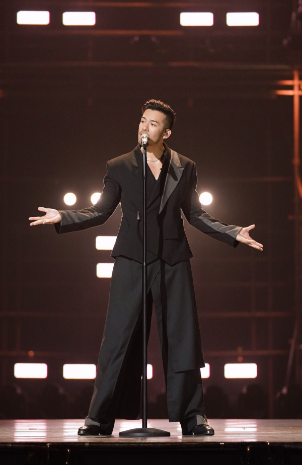 前TVB男星上內地節目食水曱甴 神情痛苦面容扭曲 網友：搵食艱難 