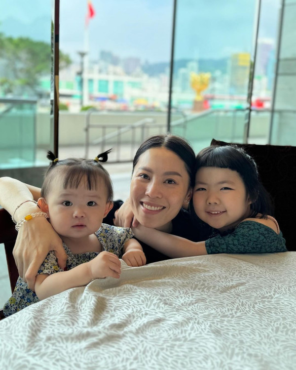 6歲Lucy韓國旅行著泳裝自信曬肚腩仔 被媽咪「出賣」出浴照引網友熱議