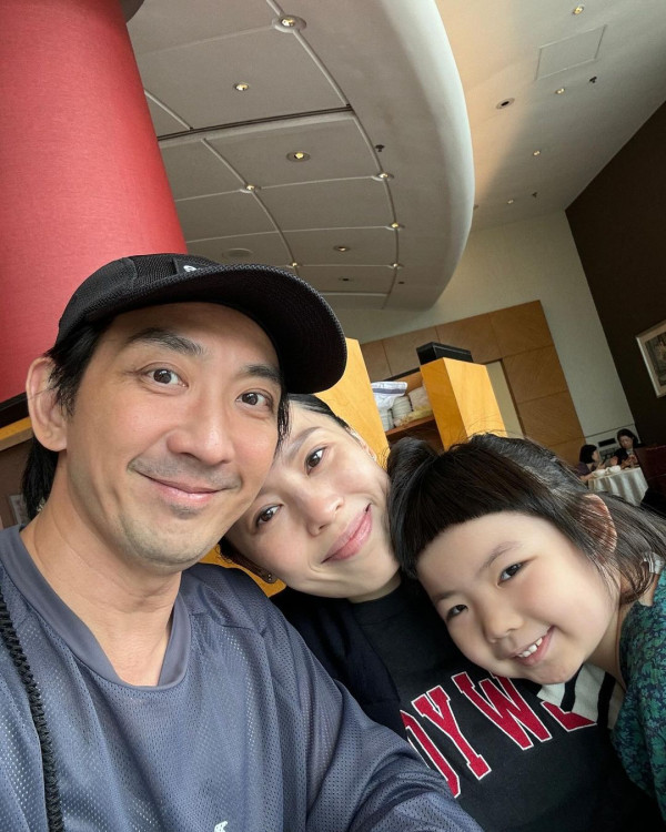 6歲Lucy韓國旅行著泳裝自信曬肚腩仔 被媽咪「出賣」出浴照引網友熱議