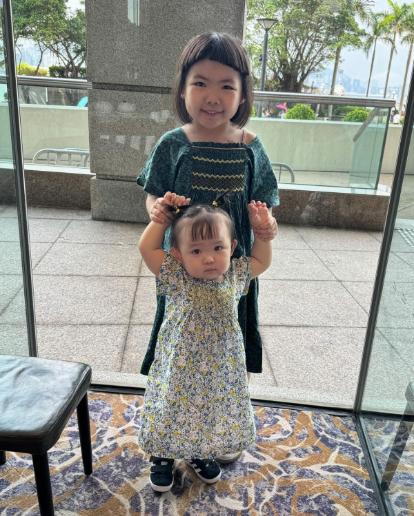 6歲Lucy韓國旅行著泳裝自信曬肚腩仔 被媽咪「出賣」出浴照引網友熱議