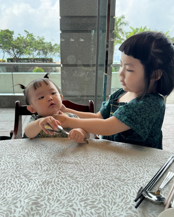 6歲Lucy韓國旅行著泳裝自信曬肚腩仔 被媽咪「出賣」出浴照引網友熱議