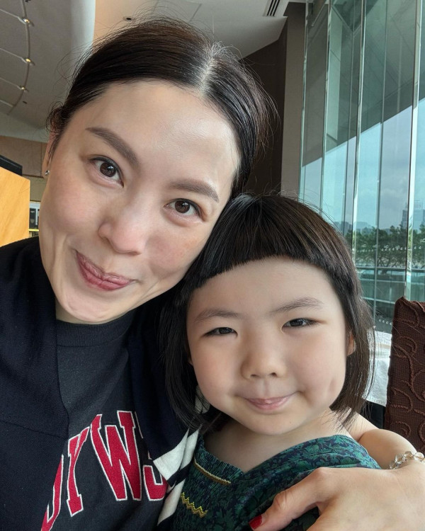 6歲Lucy韓國旅行著泳裝自信曬肚腩仔 被媽咪「出賣」出浴照引網友熱議