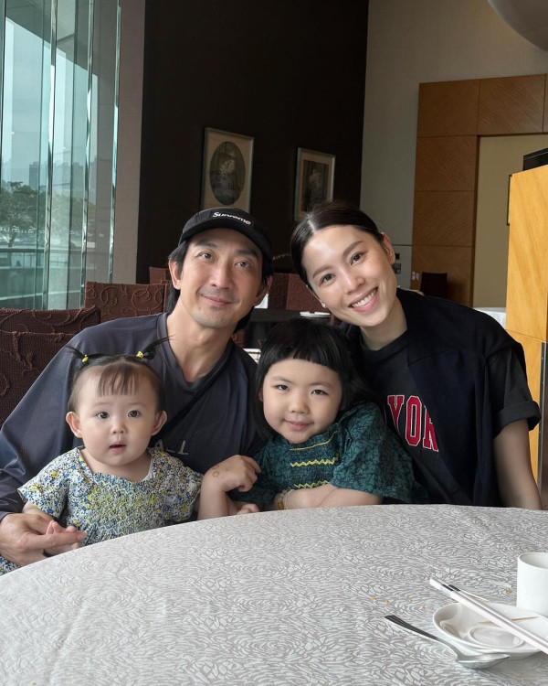 6歲Lucy韓國旅行著泳裝自信曬肚腩仔 被媽咪「出賣」出浴照引網友熱議