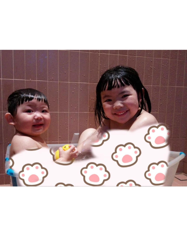 6歲Lucy韓國旅行著泳裝自信曬肚腩仔 被媽咪「出賣」出浴照引網友熱議