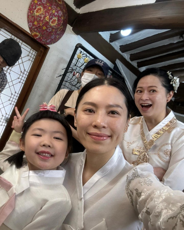 6歲Lucy韓國旅行著泳裝自信曬肚腩仔 被媽咪「出賣」出浴照引網友熱議