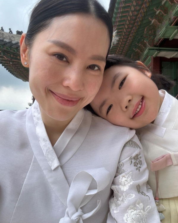 6歲Lucy韓國旅行著泳裝自信曬肚腩仔 被媽咪「出賣」出浴照引網友熱議