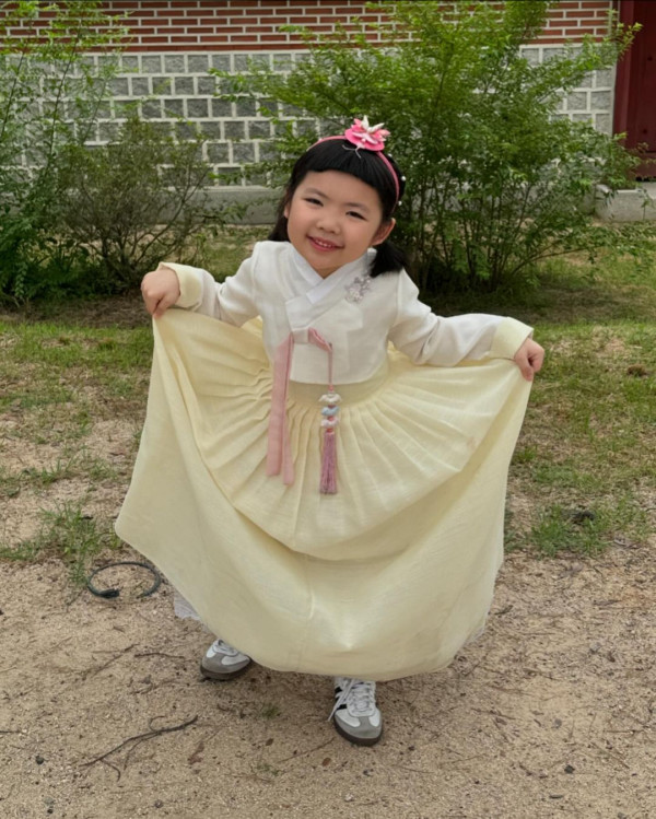 6歲Lucy韓國旅行著泳裝自信曬肚腩仔 被媽咪「出賣」出浴照引網友熱議