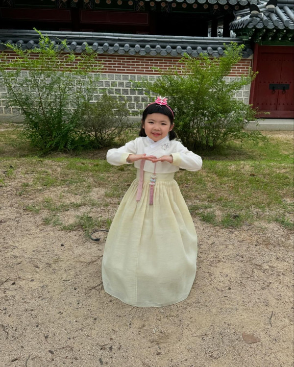 6歲Lucy韓國旅行著泳裝自信曬肚腩仔 被媽咪「出賣」出浴照引網友熱議