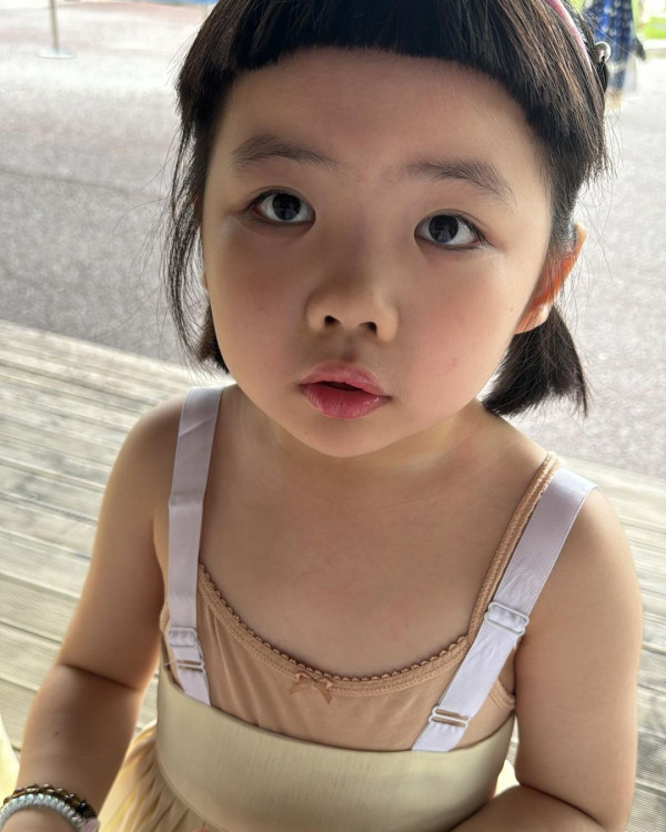 6歲Lucy韓國旅行著泳裝自信曬肚腩仔 被媽咪「出賣」出浴照引網友熱議