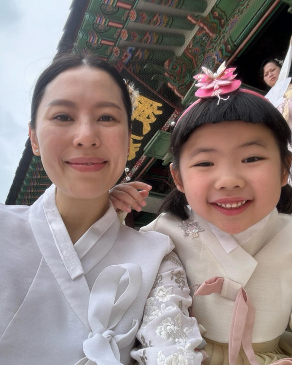 6歲Lucy韓國旅行著泳裝自信曬肚腩仔 被媽咪「出賣」出浴照引網友熱議