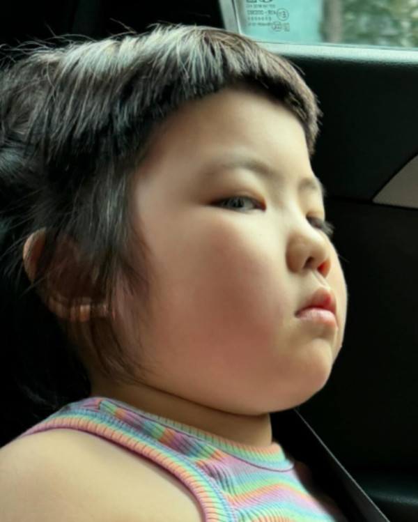 6歲Lucy韓國旅行著泳裝自信曬肚腩仔 被媽咪「出賣」出浴照引網友熱議