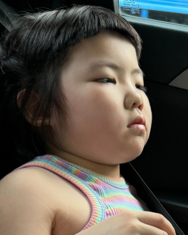 6歲Lucy韓國旅行著泳裝自信曬肚腩仔 被媽咪「出賣」出浴照引網友熱議