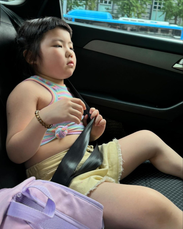 6歲Lucy韓國旅行著泳裝自信曬肚腩仔 被媽咪「出賣」出浴照引網友熱議