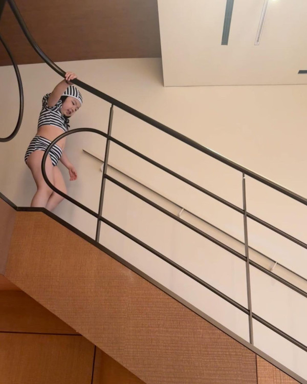 6歲Lucy韓國旅行著泳裝自信曬肚腩仔 被媽咪「出賣」出浴照引網友熱議