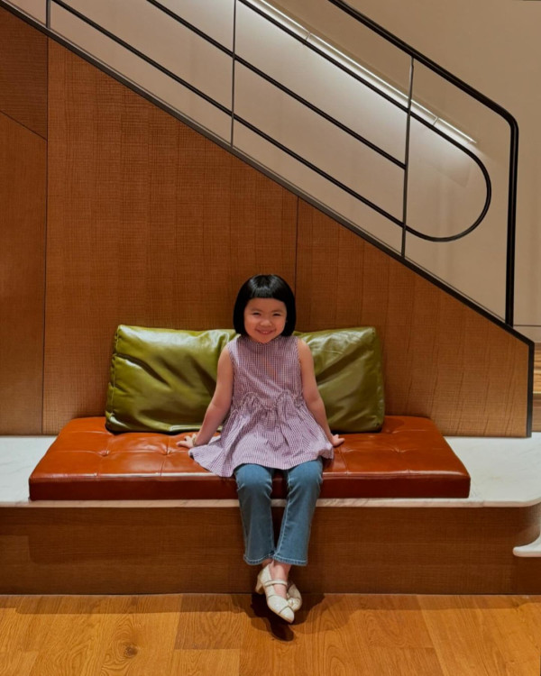 6歲Lucy韓國旅行著泳裝自信曬肚腩仔 被媽咪「出賣」出浴照引網友熱議