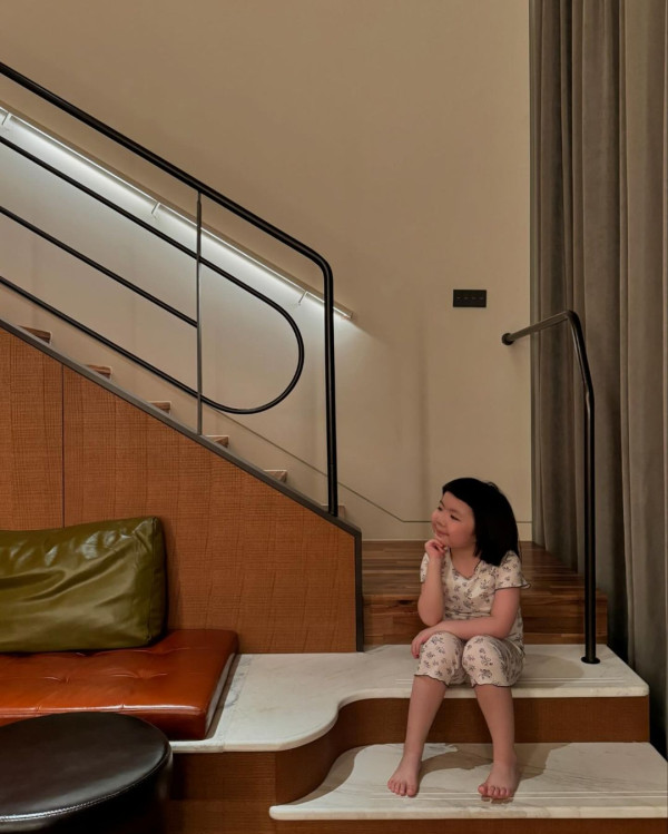 6歲Lucy韓國旅行著泳裝自信曬肚腩仔 被媽咪「出賣」出浴照引網友熱議