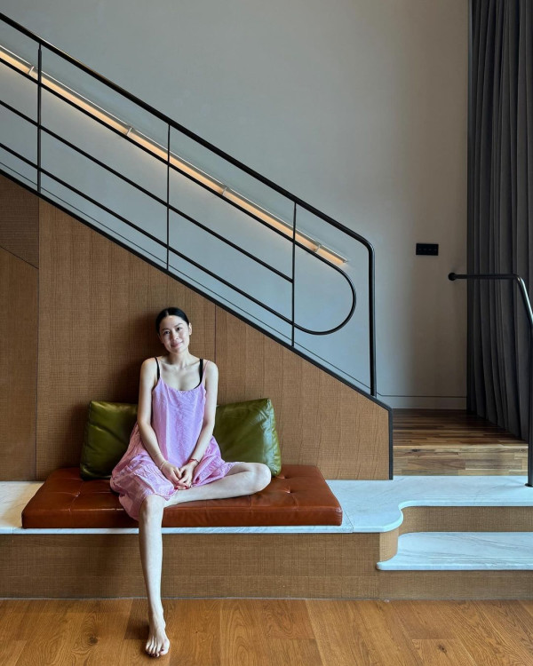 6歲Lucy韓國旅行著泳裝自信曬肚腩仔 被媽咪「出賣」出浴照引網友熱議