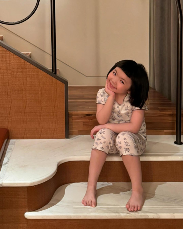 6歲Lucy韓國旅行著泳裝自信曬肚腩仔 被媽咪「出賣」出浴照引網友熱議