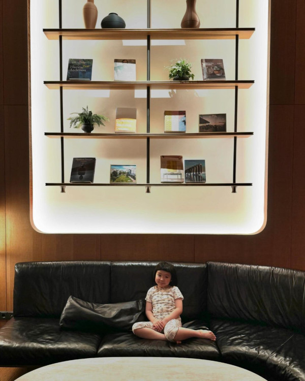 6歲Lucy韓國旅行著泳裝自信曬肚腩仔 被媽咪「出賣」出浴照引網友熱議