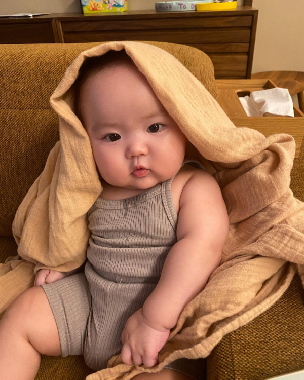 6歲Lucy韓國旅行著泳裝自信曬肚腩仔 被媽咪「出賣」出浴照引網友熱議