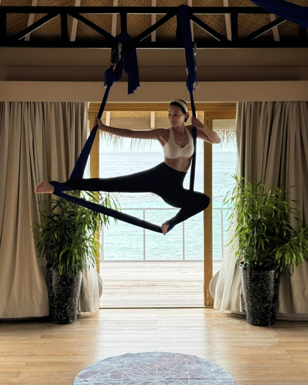 胡杏兒馬爾代夫性感大解放！換3套泳裝曬美腿+零贅肉身材 網民：邊似生過3個 