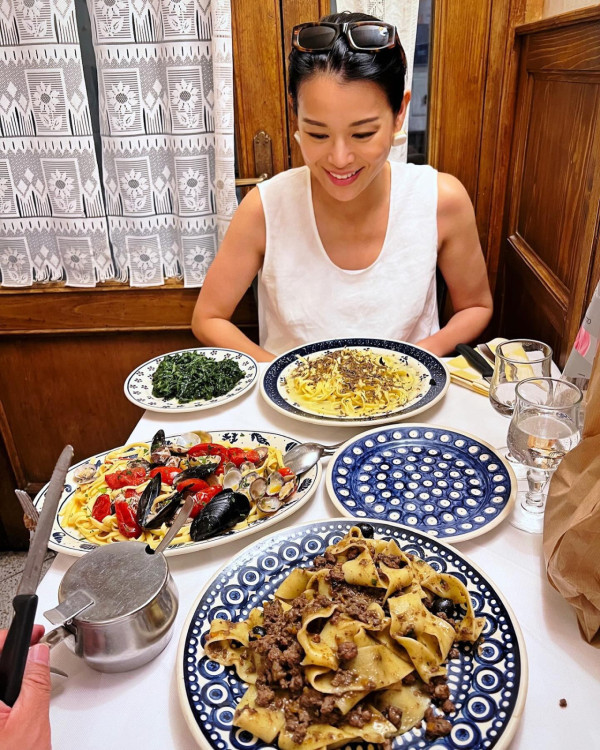 胡杏兒馬爾代夫性感大解放！換3套泳裝曬美腿+零贅肉身材 網民：邊似生過3個 