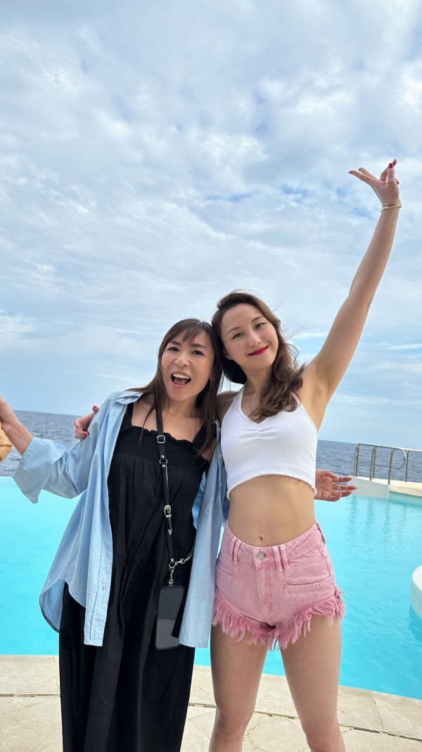 賭王千金何超雲與消防隊長未婚夫旅遊放閃!愛情滋潤狀態回春 小背心上陣大騷纖腰