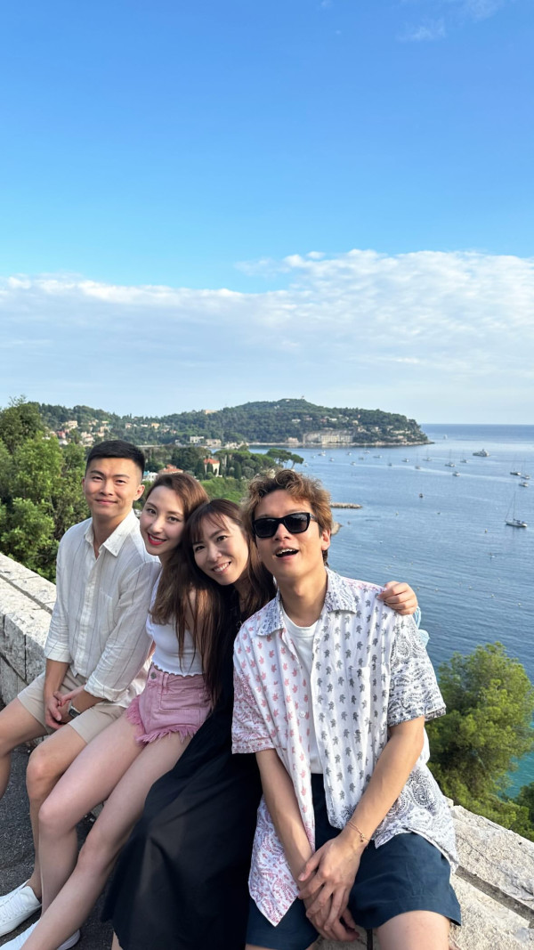 賭王千金何超雲與消防隊長未婚夫旅遊放閃!愛情滋潤狀態回春 小背心上陣大騷纖腰