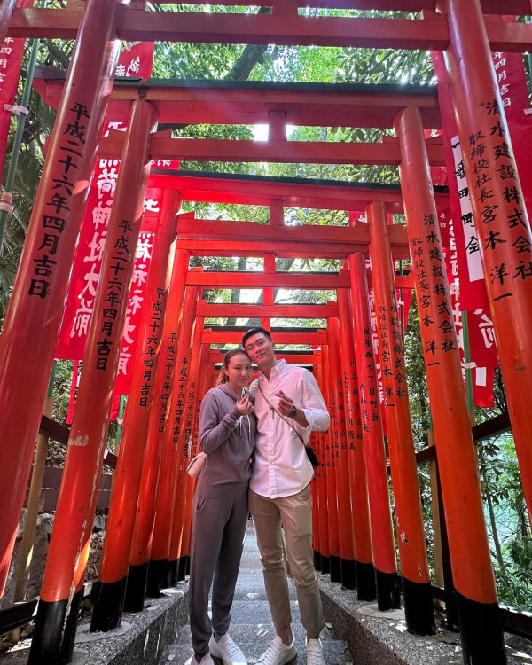 賭王千金何超雲與消防隊長未婚夫旅遊放閃!愛情滋潤狀態回春 小背心上陣大騷纖腰