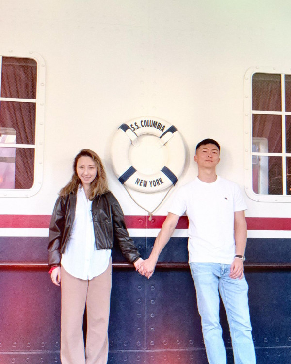 賭王千金何超雲與消防隊長未婚夫旅遊放閃!愛情滋潤狀態回春 小背心上陣大騷纖腰