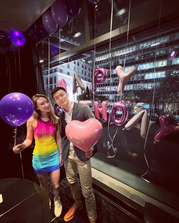 賭王千金何超雲與消防隊長未婚夫旅遊放閃!愛情滋潤狀態回春 小背心上陣大騷纖腰