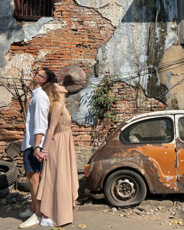 賭王千金何超雲與消防隊長未婚夫旅遊放閃!愛情滋潤狀態回春 小背心上陣大騷纖腰