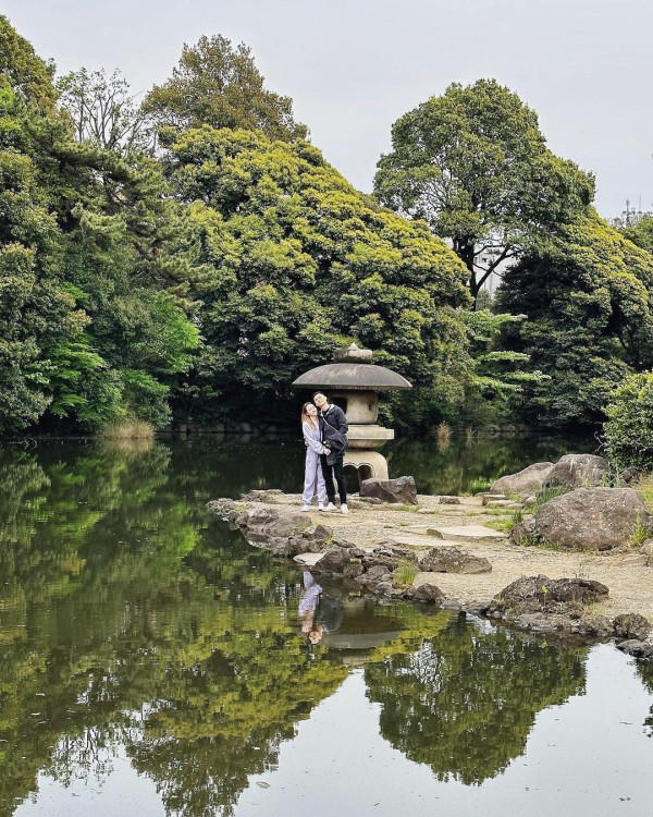 賭王千金何超雲與消防隊長未婚夫旅遊放閃!愛情滋潤狀態回春 小背心上陣大騷纖腰