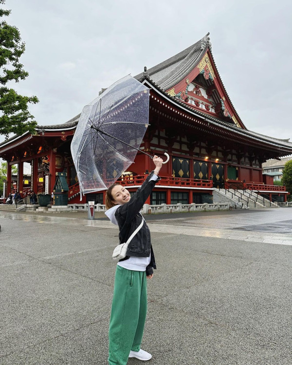 賭王千金何超雲與消防隊長未婚夫旅遊放閃!愛情滋潤狀態回春 小背心上陣大騷纖腰
