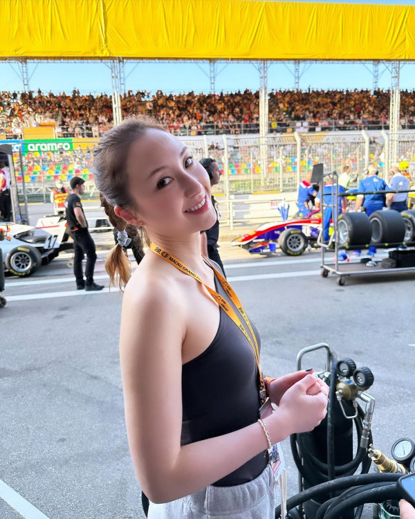 賭王千金何超雲與消防隊長未婚夫旅遊放閃!愛情滋潤狀態回春 小背心上陣大騷纖腰