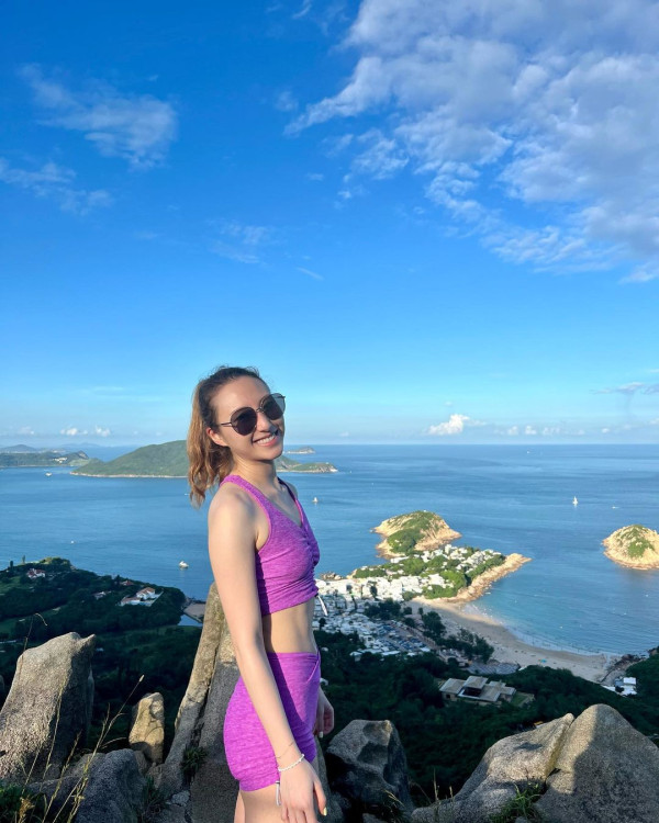 賭王千金何超雲與消防隊長未婚夫旅遊放閃!愛情滋潤狀態回春 小背心上陣大騷纖腰