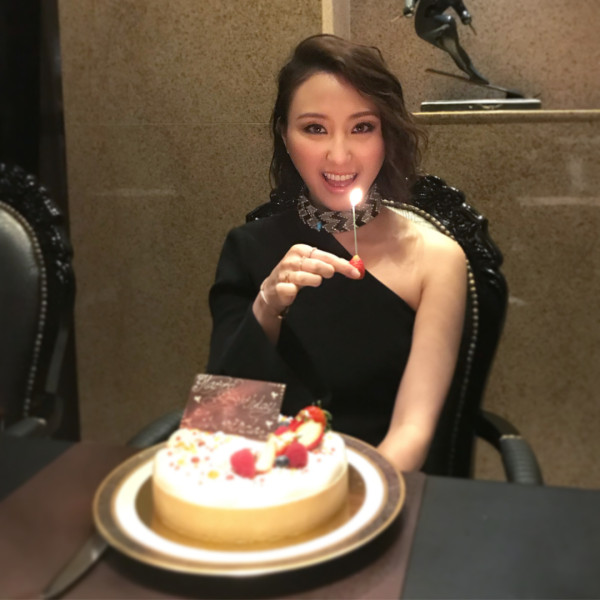 賭王千金何超雲與消防隊長未婚夫旅遊放閃!愛情滋潤狀態回春 小背心上陣大騷纖腰