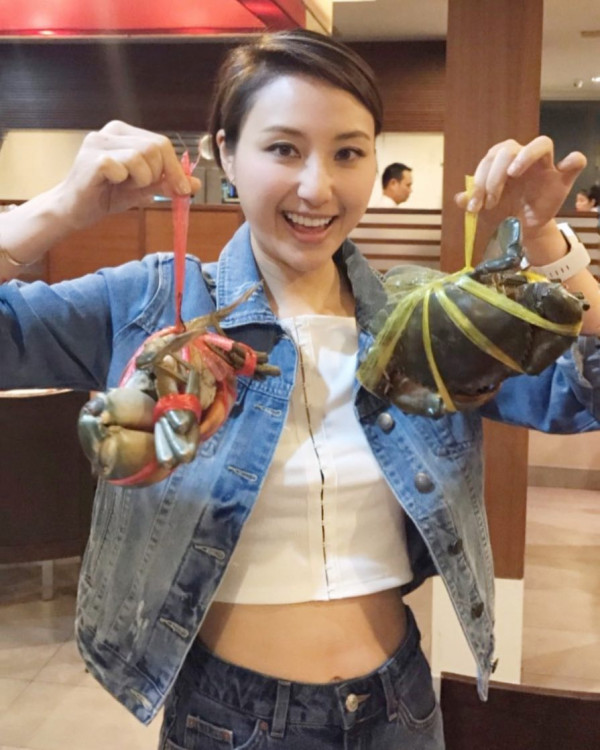 賭王千金何超雲與消防隊長未婚夫旅遊放閃!愛情滋潤狀態回春 小背心上陣大騷纖腰