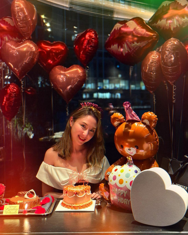 賭王千金何超雲與消防隊長未婚夫旅遊放閃!愛情滋潤狀態回春 小背心上陣大騷纖腰