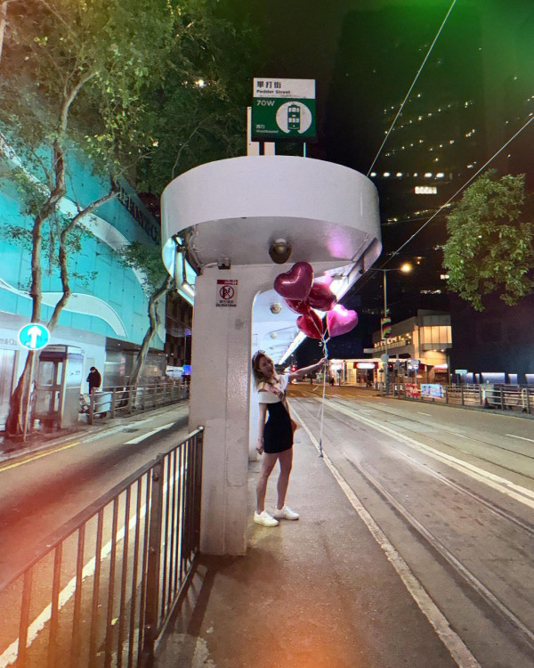 賭王千金何超雲與消防隊長未婚夫旅遊放閃!愛情滋潤狀態回春 小背心上陣大騷纖腰