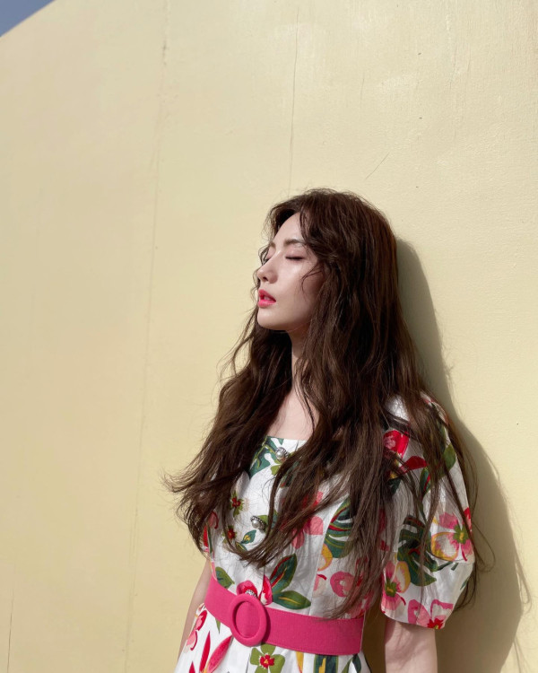 長髮髮型推薦2024｜Nana林珍娜示範6款 中分長直髮/氣質捲髮修飾圓臉