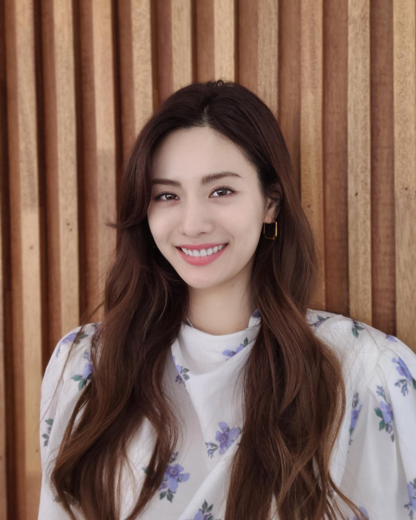 長髮髮型推薦2024｜Nana林珍娜示範6款 中分長直髮/氣質捲髮修飾圓臉