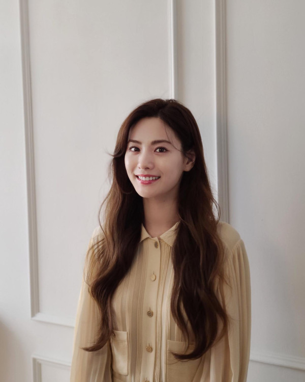 長髮髮型推薦2024｜Nana林珍娜示範6款 中分長直髮/氣質捲髮修飾圓臉