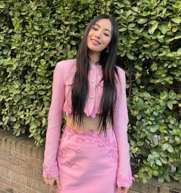 長髮髮型推薦2024｜Nana林珍娜示範6款 中分長直髮/氣質捲髮修飾圓臉