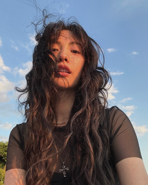 長髮髮型推薦2024｜Nana林珍娜示範6款 中分長直髮/氣質捲髮修飾圓臉